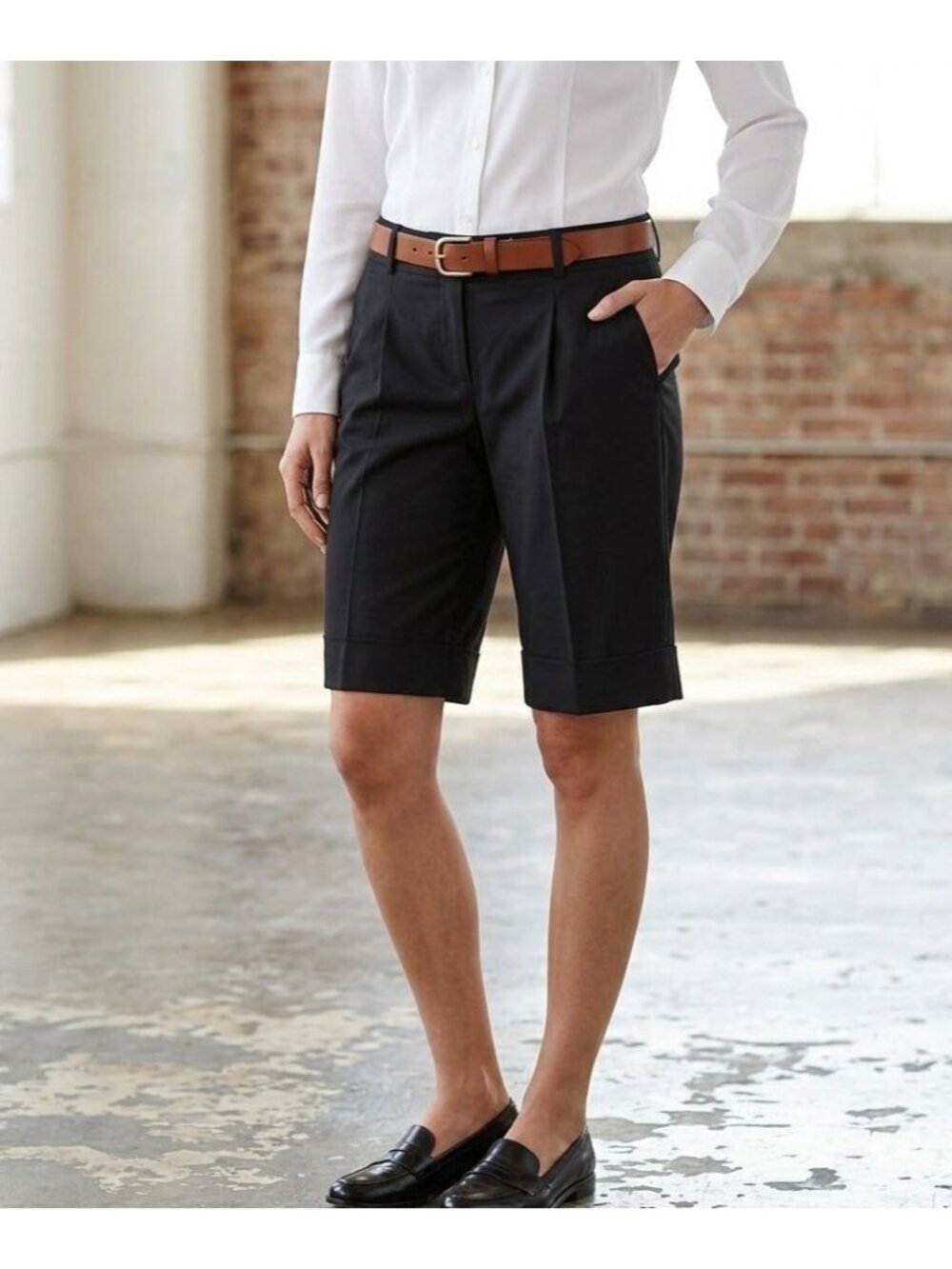 To The Max  Women’s Black Bermuda Shorts Size 6 Cuffed Hem Stretch Fabric Profes
